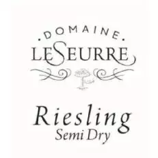 Dla miłośników czystych doznań stworzyliśmy 100% Pinot Noir cuvée bez dawkowania. Zawiera tylko naturalny cukier resztkowy wina w ilości mniejszej niż 2 g na butelkę. Ponadto użycie absolutnego minimum siarki daje winu swobodę wyrażania się całkowicie. Na nosie są ostre i jednocześnie dojrzałe owoce. Na podniebieniu jest wyprostowany i czysty, z obfitą finezją i świeżością.W Kolorze Vermilion gold. Aromat świeżo tłoczonych czarnych winogron, czerwonych, białych i cytrusowych owoców. Bogate podniebienie z miąższu winnej brzoskwini i bukietem aromatycznych ziół. Małe pikantne nuty na finiszu. Delikatny, ściśle spleciony szampan o wielkiej czystości.Idealny jako aperitif. Idealny dodatek do owoców morza, sashimi, a nawet miękkiego koziego sera.