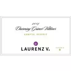 Aromaty dojrzałych jabłek i typowa Pikanteria Veltlinera tworzą fascynującyowocowy bukiet. Na podniebieniu wino jest miękkie i soczyste, wspierane przez delikatne owocekwasowość. Bardzo harmonijny, pozwalający na idealnie gładkie picie. Po prostu uroczy!