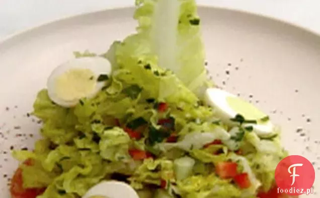 Sałatka Baby Greens z jajkiem przepiórczym i klonem Biały balsamiczny Vinaigrette