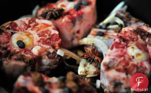 Duszone Oxtails Z Chińską Zielenią