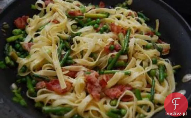 Fettuccine z groszkiem, szparagami i pancettą
