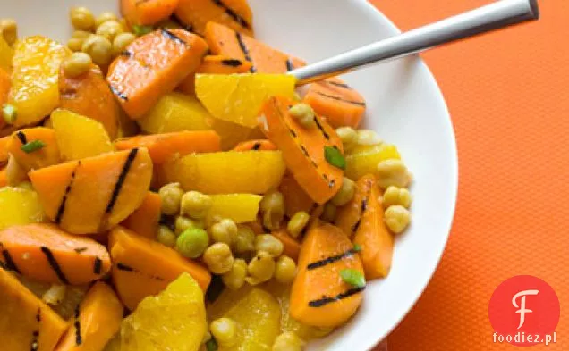 Grillowana sałatka ze słodkich ziemniaków, pomarańczy i ciecierzycy