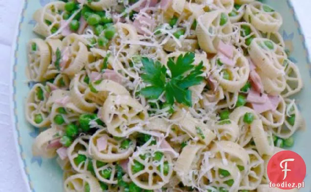 Ładna Sałatka makaronowa z groszkiem, parmezanem i szynką