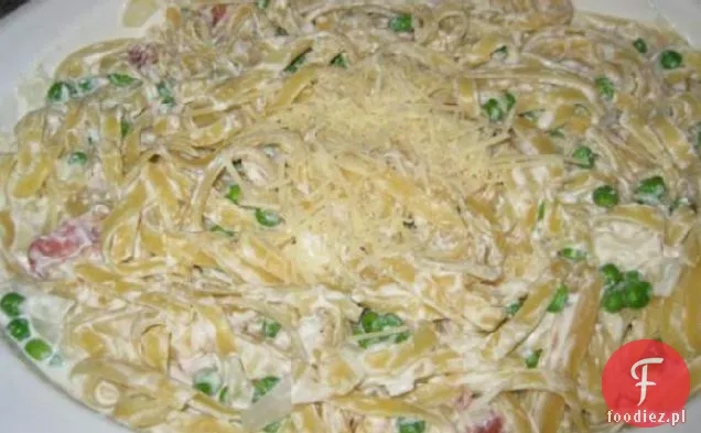 Serowe Spaghetti z boczkiem i groszkiem