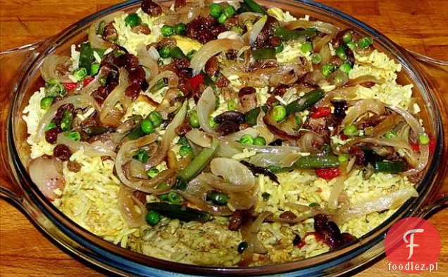 Wędzona kiełbasa, szynka i zupa grochowa w stylu wiejskim