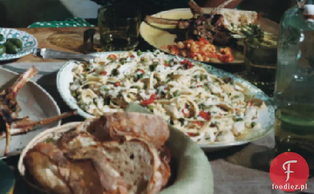 Świeży makaron z krabem, groszkiem i Chile