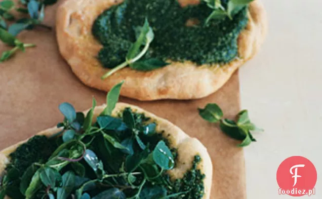 Flatbread ze szczawiowym Pesto i jadalną sałatką z chwastów