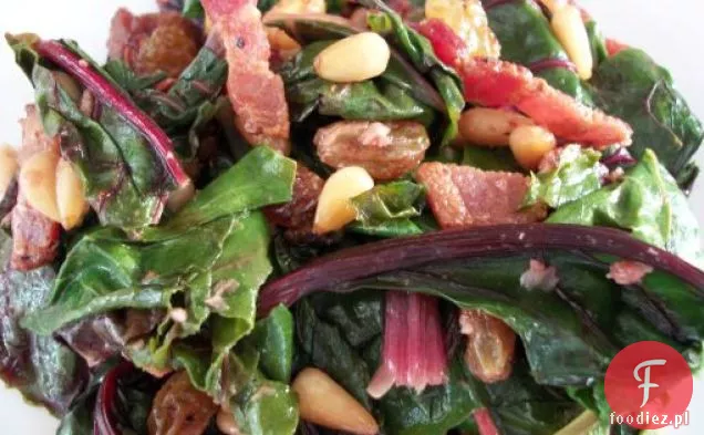 Baby Swiss Chard z boczkiem, orzeszkami piniowymi i rodzynkami