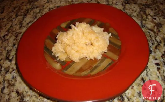 Brukiew(brukiew lub żółta rzepa) z karmelizowaną cebulą
