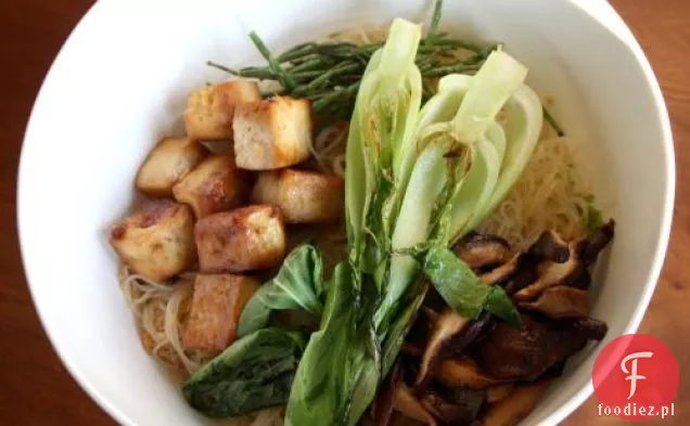Makaron Ryżowy Z Marynowanym Tofu I Grzybami Shiitake