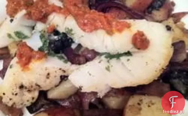 Pokrojony okoń morski z czerwoną cebulą, pieczarkami i młodymi ziemniakami