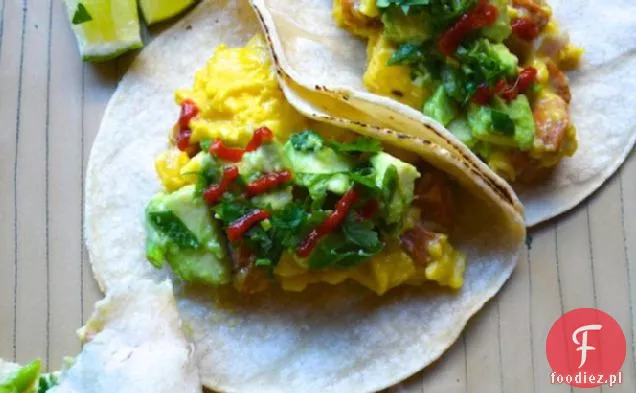 Jajecznica i kiełbasa Tacos z awokado i szalotka