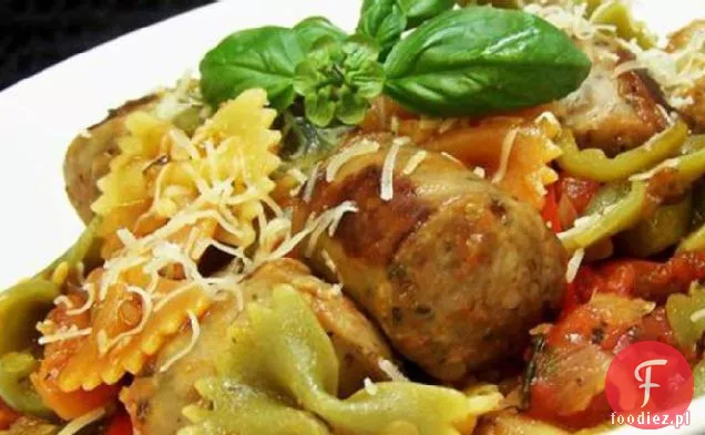Włoska kiełbasa z indyka i papryki z makaronem muszkatołowym