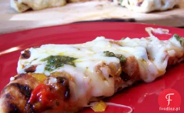 Pizza z grilla z kiełbasą i papryką