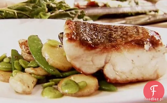 Smażony dziki bas w paski z smażonymi warzywami wiosennymi