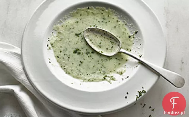 Schłodzona zupa ogórkowa z liśćmi mięty
