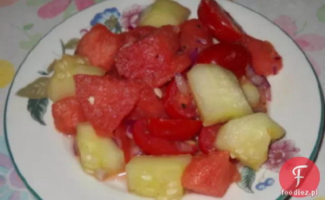 Sałatka z arbuza, pomidora wiśniowego i ogórka