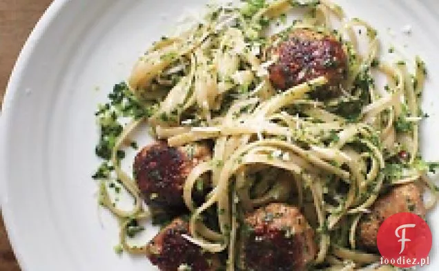 Brokułowe Pesto Rabe z makaronem pełnoziarnistym i kiełbasą z indyka