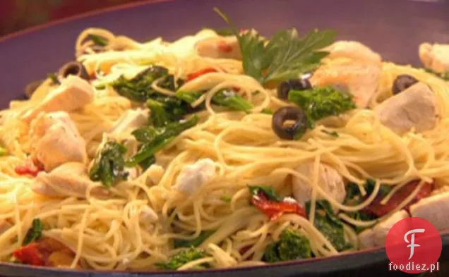 5 składników smażony kurczak i brokuły Rabe z czarnymi oliwkami, suszonymi pomidorami i fetą