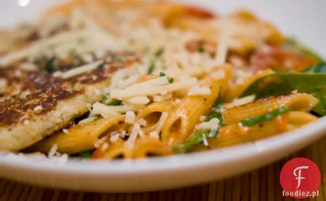 Wyrafinowany kurczak Laury z makaronem w kremowym pomidorowym Parmie