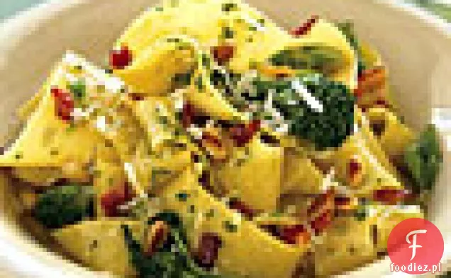 Pappardelle z pancettą, brokułami i orzeszkami pinii
