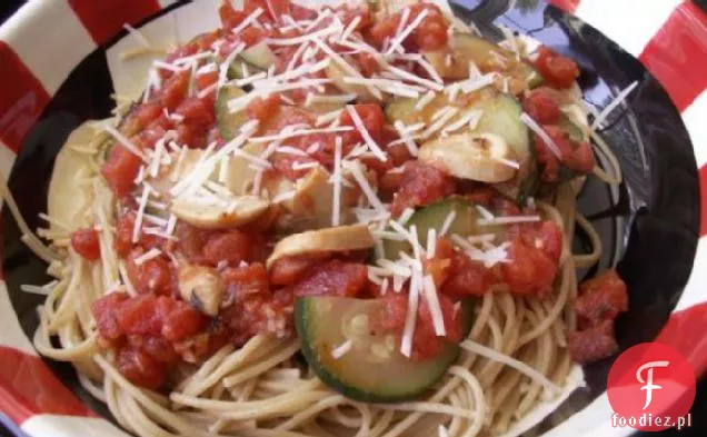 Spaghetti Z Pomidorem, Chilli, Grzybami, Cukinią I Czosnkiem