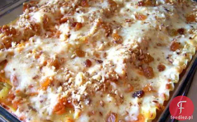 Pieczone dyni, rodzynki i orzeszki piniowe lasagne