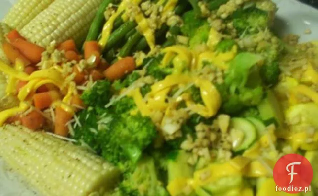 Półmisek Warzyw Gotowanych Na Parze Z Sosem Cytrynowo-Czosnkowym