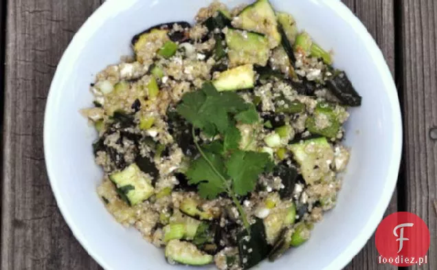 Sałatka z Quinoa z grillowaną cukinią, fetą i Poblanos