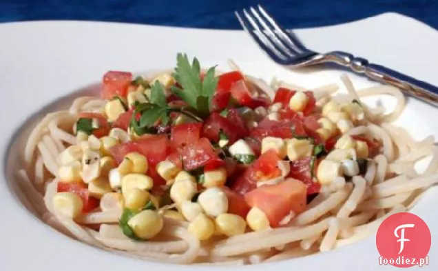 Letnia pomidorowo-kukurydziana Salsa Cruda (surowy sos) do makaronu
