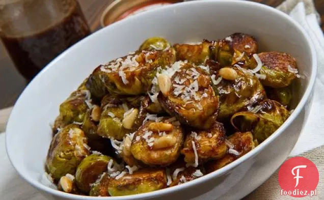 Balsamiczna pieczona brukselka z prażonymi orzeszkami pinii