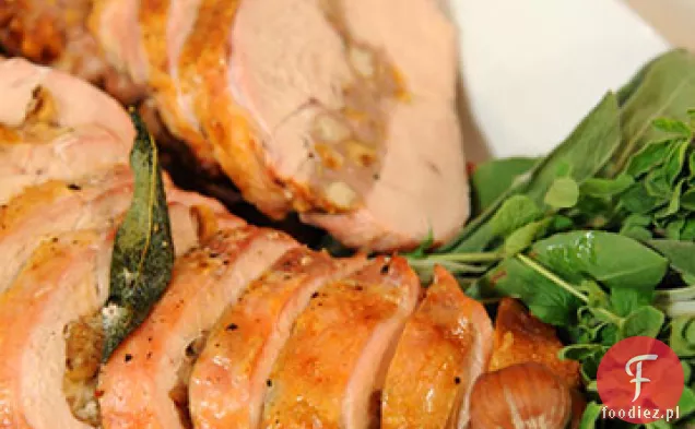 Słodka kiełbasa, szałwia i nadziewana orzechami laskowymi pierś z indyka