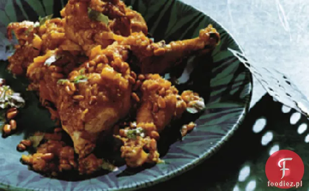 Tagine z kurczaka z morelami i przyprawionymi orzeszkami piniowymi