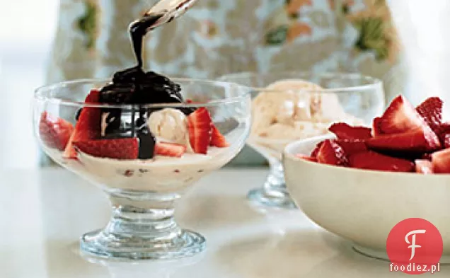 Lody Dulce de Leche ze świeżymi truskawkami i meksykańskim sosem czekoladowym