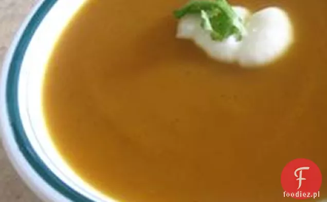 Zupa ze słodkich ziemniaków i marchwi z kardamonem