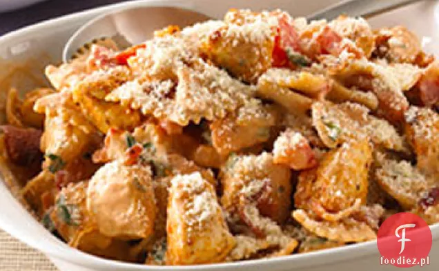 Kremowy makaron z kurczakiem, boczkiem i pomidorami