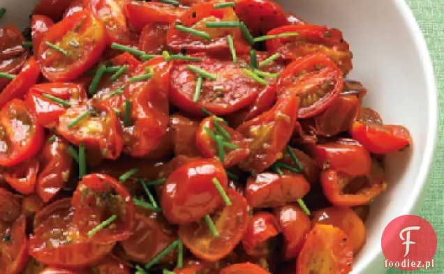 Pieczone w piecu pomidory winogronowe ze szczypiorkiem