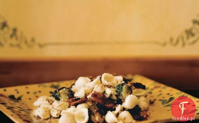 Orecchiette z brukselką i boczkiem