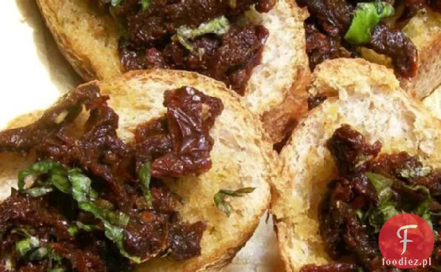 Suszone pomidory i bazylia Crostini