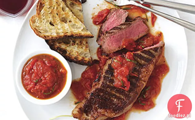 Grillowane steki nowojorskie z sosem San Marzano