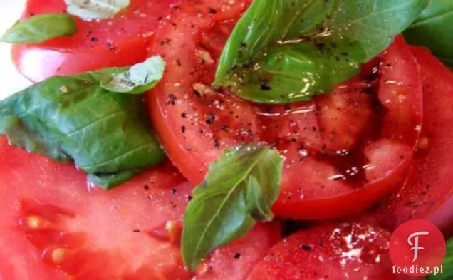 Pomidory ze świeżą bazylią i dojrzałym balsamicznym