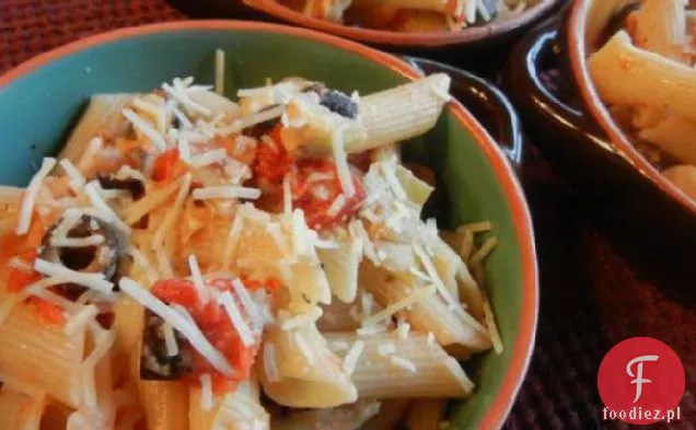 Penne z karczochami i czarnymi oliwkami