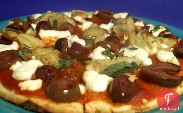 Pizza z karczochami, oliwkami i kozim serem