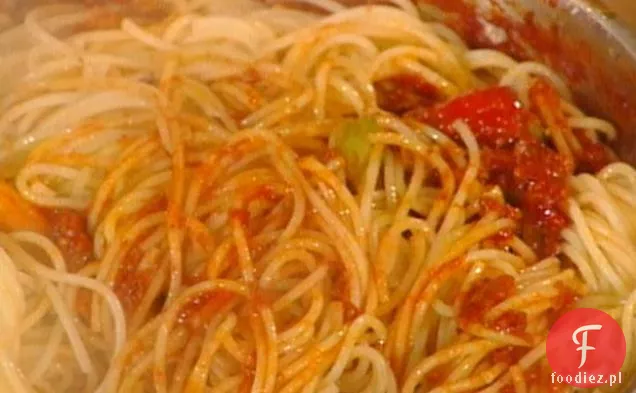 Spaghetti z dziurką i karczochami: Bucatini al Ragu con Carciofi