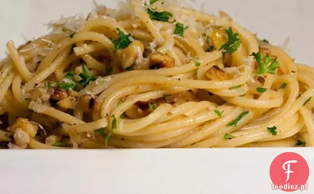Spaghetti Z Orzechami Włoskimi I Anchois