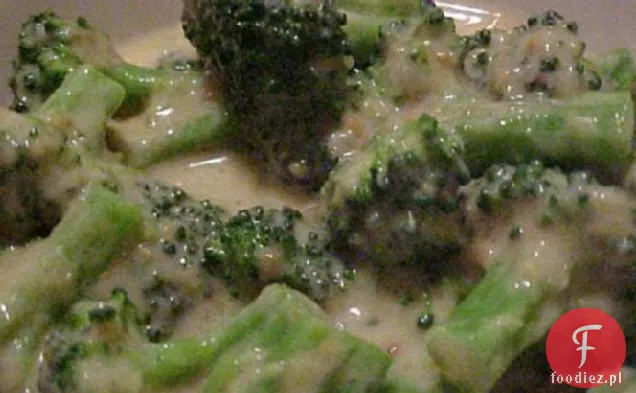 Sałatka brokułowa z sosem orzechowym