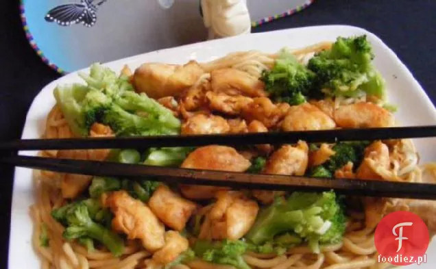 Makaron azjatycki z kurczakiem i szalotkami