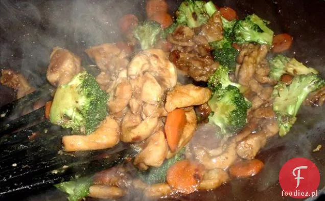 Wołowina i brokuły z makaronem Ramen