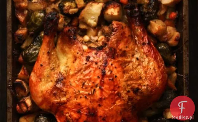 Pieczony kurczak z zimowymi warzywami i nadzieniem z orzechów piniowych