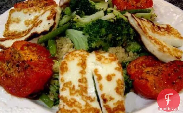Przyprawiony Kuskus z grillowanym Halloumi i warzywami gotowanymi na parze